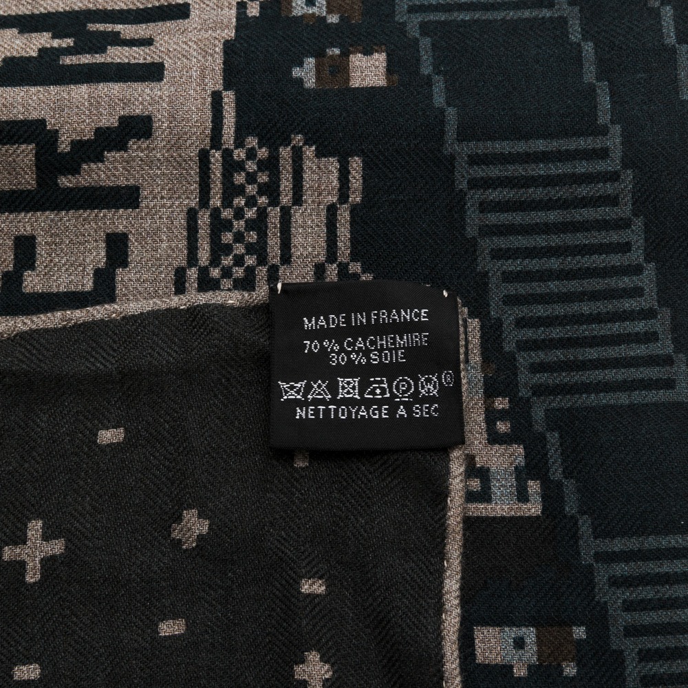 【HERMES 愛馬仕】 HERMES  Faubourg Party scarf 建築物街道 方巾/披肩(深灰)-細節圖5