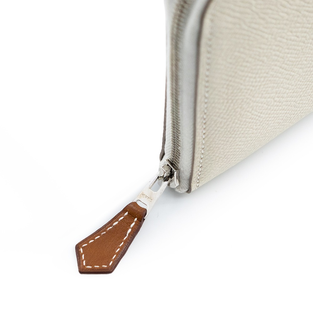 【HERMES 愛馬仕】 HERMES 經典SILK IN系列 EPSOM小牛皮拉鍊絲巾長夾 內紫馬車 [白]-細節圖3