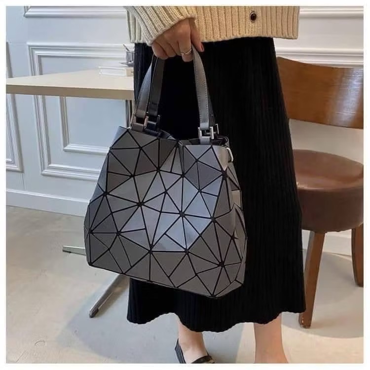 三宅風幾何菱格兩用手提肩背包 托特包 手提包 手提袋 單肩包 肩背包 斜背包 兩用包 生日禮物 三宅一生同款《灰色》-細節圖7