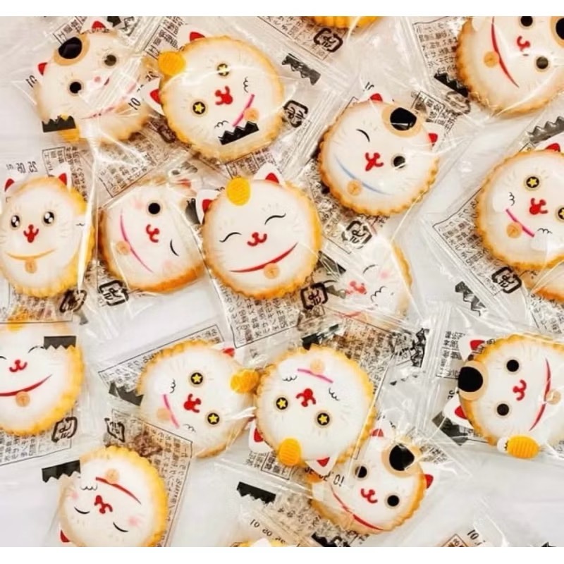 現貨速出❤️日本新年限定 招財貓小餅乾🐱（個別包）一包100入 過年零食 日本零食 送禮必備-細節圖3