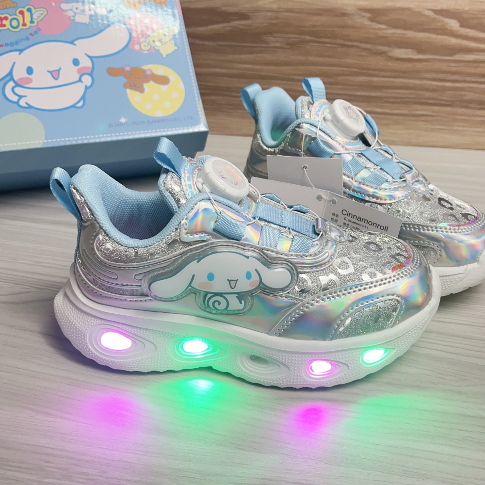 大耳狗 童鞋 旋鈕式運動鞋 走路會閃燈 炫彩銀色 兒童輕量休閒鞋 三麗鷗正版-細節圖2