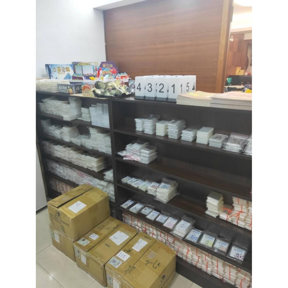 【台北景美 桌遊人的倉庫】 桌遊罐兒牌套 磨砂牌套厚套賣場 牌套 原價60 桌遊保護套 全新現貨桌遊周邊-細節圖2