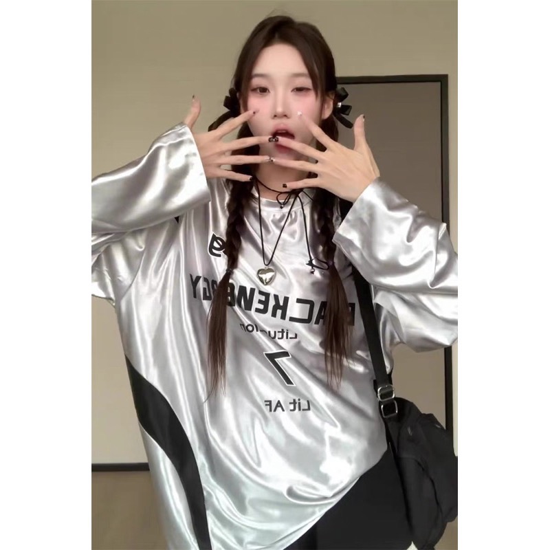 ￼現貨！美式復古🖤光澤感球衣韓團銀色長袖T恤運動風衛衣銀色上衣休閒風球衣長袖T恤潮流new jeans大學t-細節圖2