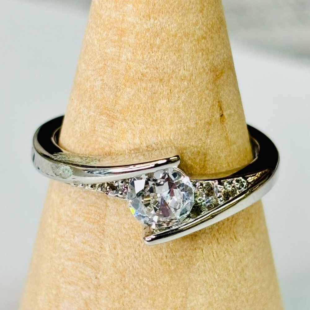 9440MY【小確幸飾品】莫桑鑽S925銀戒指 日韓 輕奢 華麗 白鑽 銀色 可調戒圍 克羅心 莫比烏斯 V字 方糖-細節圖5