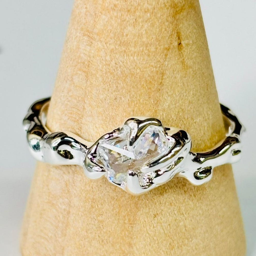 9440MY【小確幸飾品】莫桑鑽S925銀戒指 日韓 輕奢 華麗 白鑽 銀色 可調戒圍 克羅心 莫比烏斯 V字 方糖-細節圖6