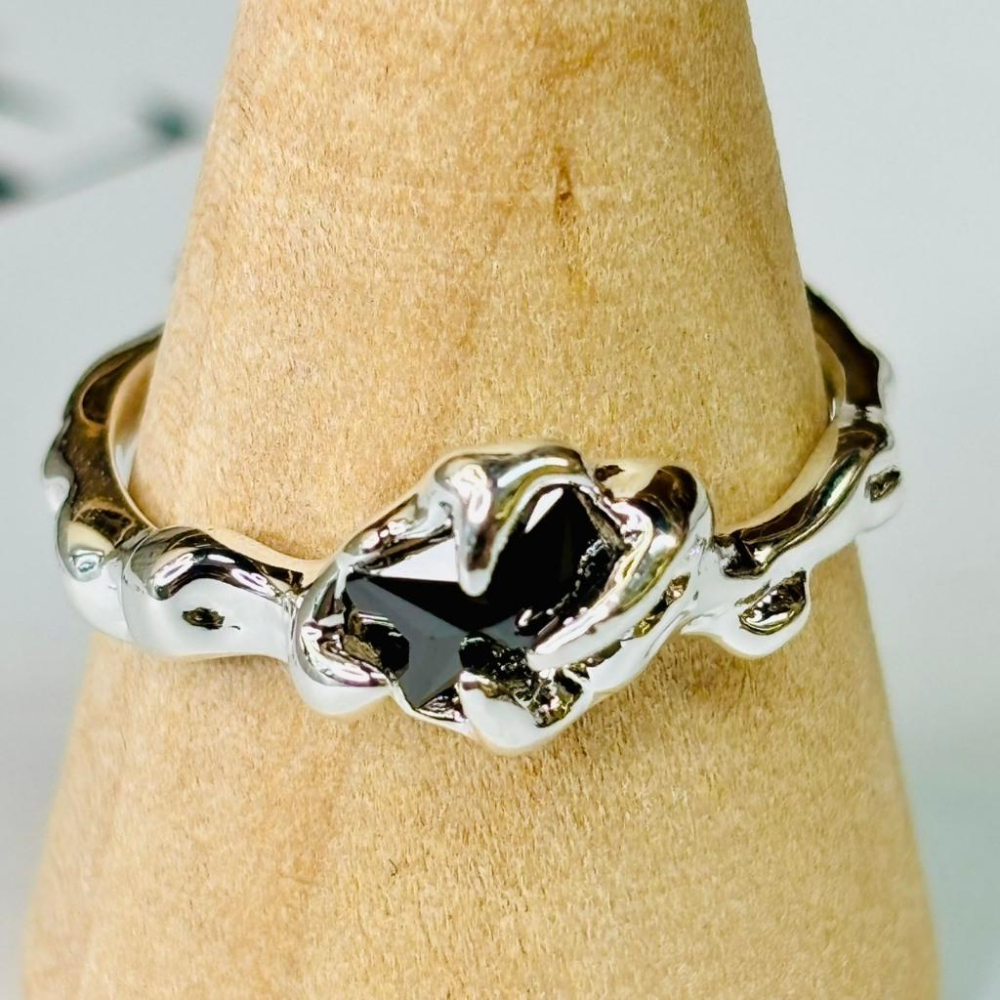 9440MY【小確幸飾品】莫桑鑽S925銀戒指 日韓 輕奢 華麗 白鑽 銀色 可調戒圍 克羅心 莫比烏斯 V字 方糖-細節圖7