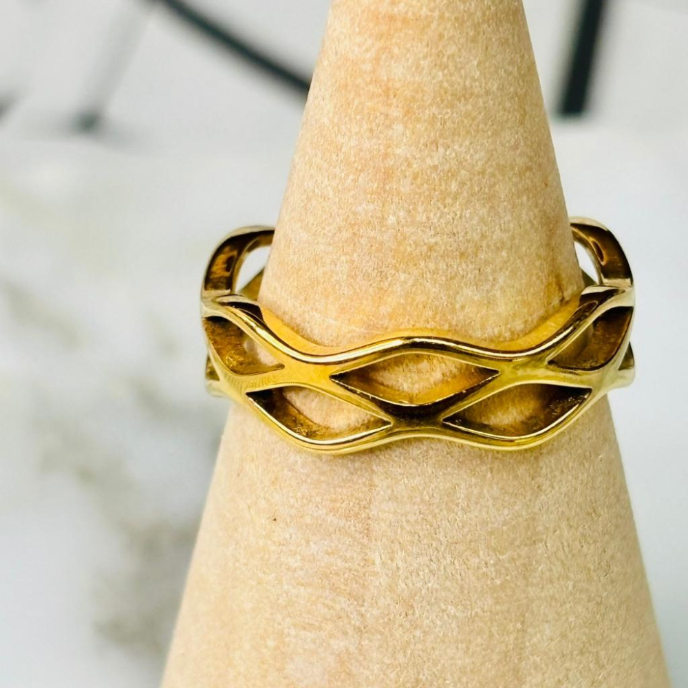 4086MA【小確幸飾品】鈦鋼戒指 抗過敏 不褪色 防水 耐磨 固定戒圍 質感 鏤空 交叉 流線 金色 銀色 戒寬6mm-細節圖2