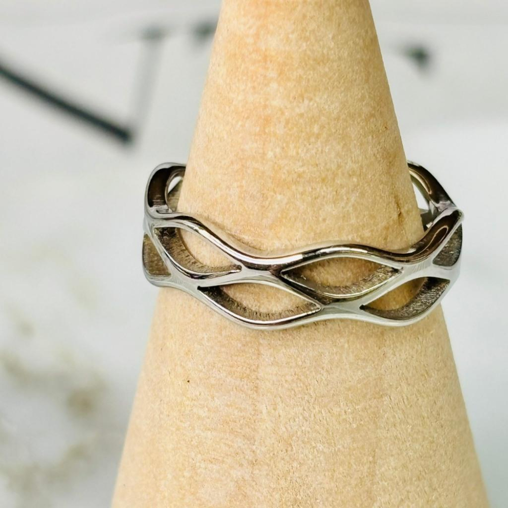 4086MA【小確幸飾品】鈦鋼戒指 抗過敏 不褪色 防水 耐磨 固定戒圍 質感 鏤空 交叉 流線 金色 銀色 戒寬6mm-細節圖3