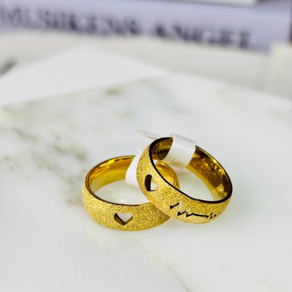 4067MA【小確幸飾品】鈦鋼戒指 抗過敏 不褪色 防水 耐磨 固定戒圍 磨砂 質感 金色 銀色 戒寬6mm 愛心 心跳-細節圖2