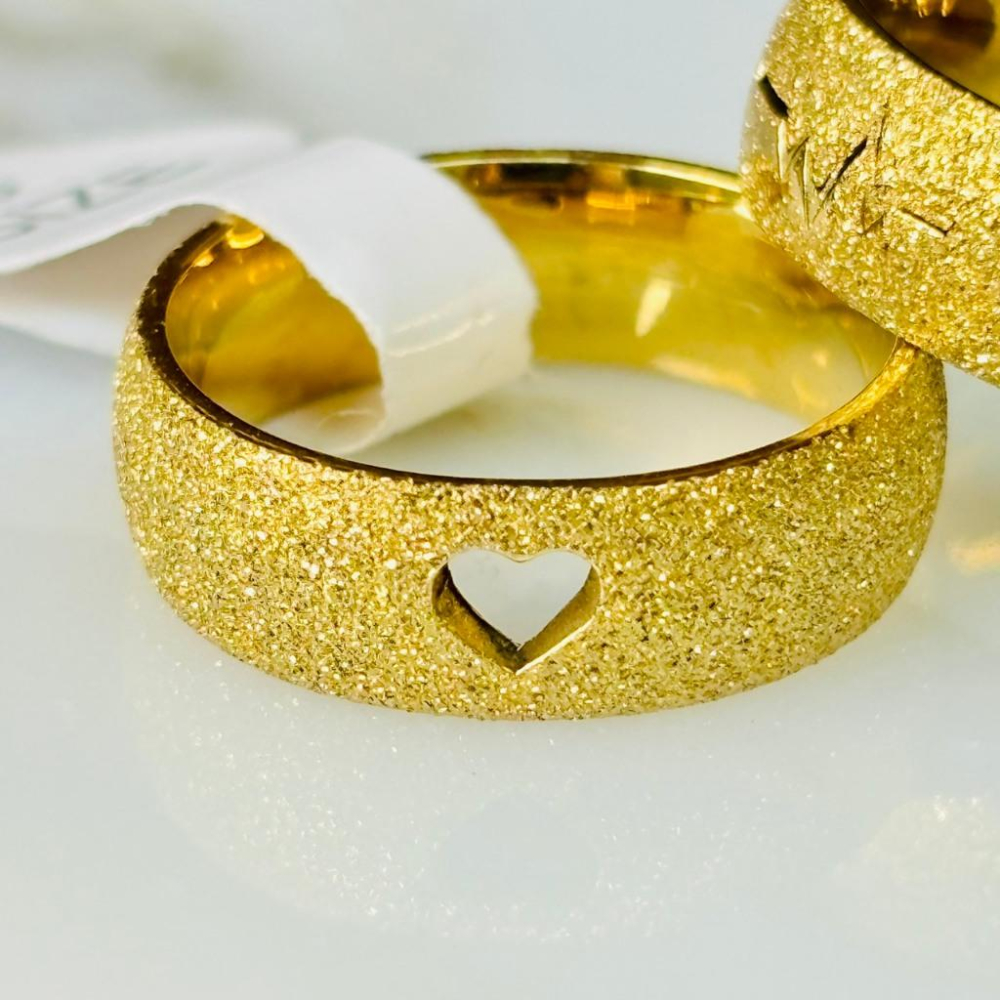 4067MA【小確幸飾品】鈦鋼戒指 抗過敏 不褪色 防水 耐磨 固定戒圍 磨砂 質感 金色 銀色 戒寬6mm 愛心 心跳-細節圖3