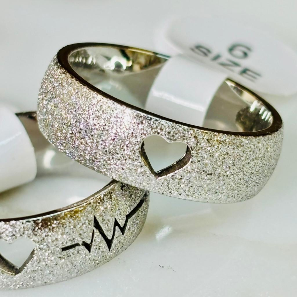 4067MA【小確幸飾品】鈦鋼戒指 抗過敏 不褪色 防水 耐磨 固定戒圍 磨砂 質感 金色 銀色 戒寬6mm 愛心 心跳-細節圖4