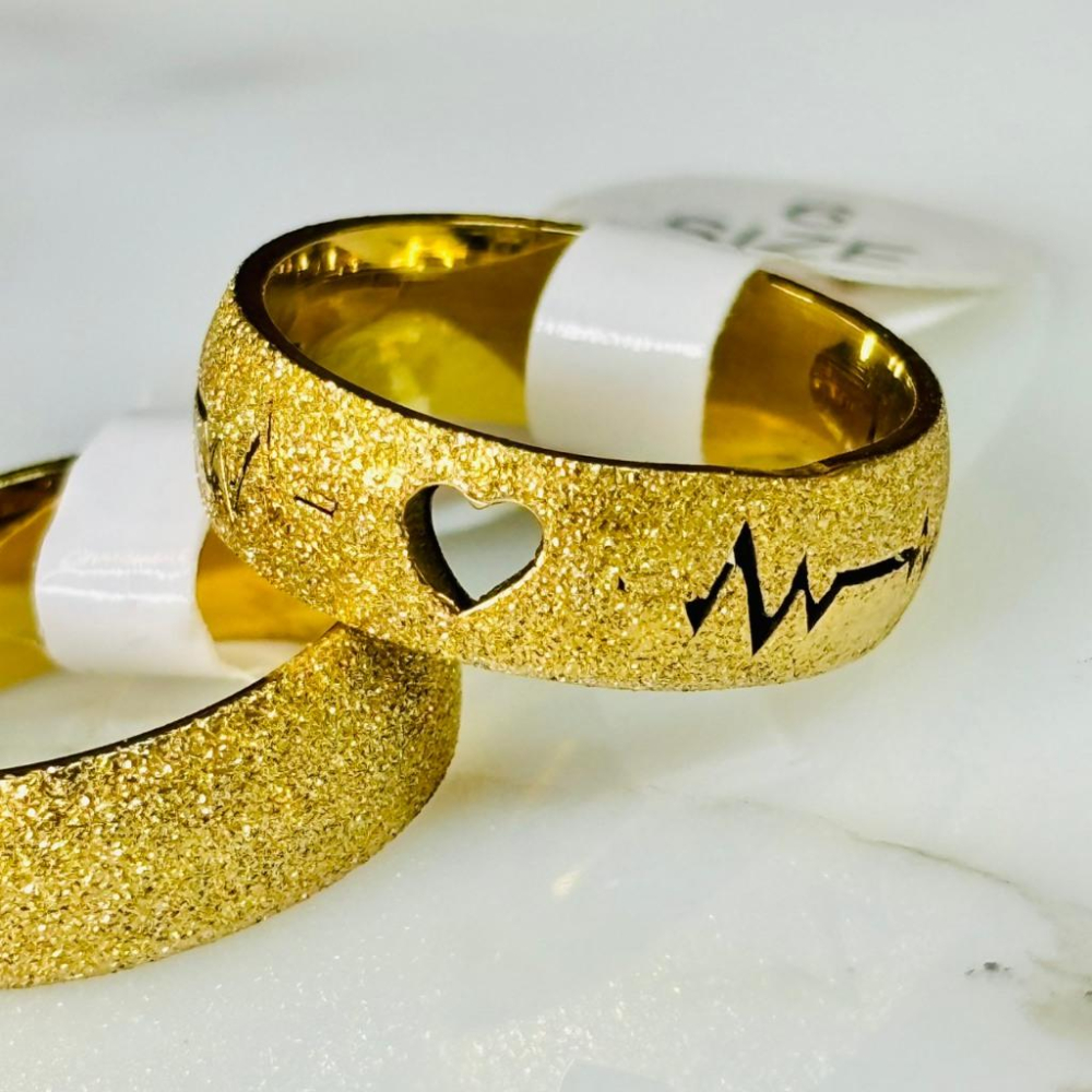 4067MA【小確幸飾品】鈦鋼戒指 抗過敏 不褪色 防水 耐磨 固定戒圍 磨砂 質感 金色 銀色 戒寬6mm 愛心 心跳-細節圖5