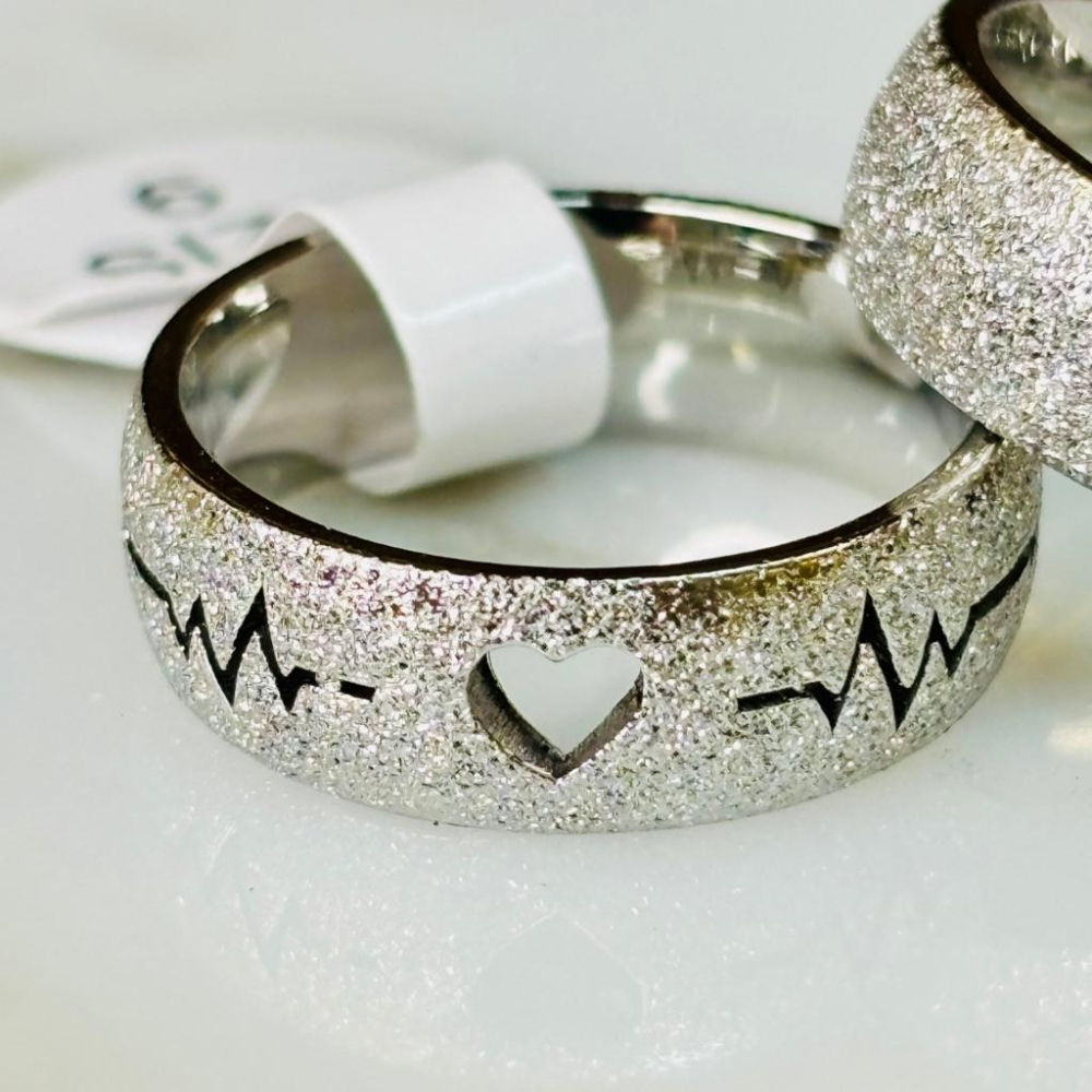 4067MA【小確幸飾品】鈦鋼戒指 抗過敏 不褪色 防水 耐磨 固定戒圍 磨砂 質感 金色 銀色 戒寬6mm 愛心 心跳-細節圖6