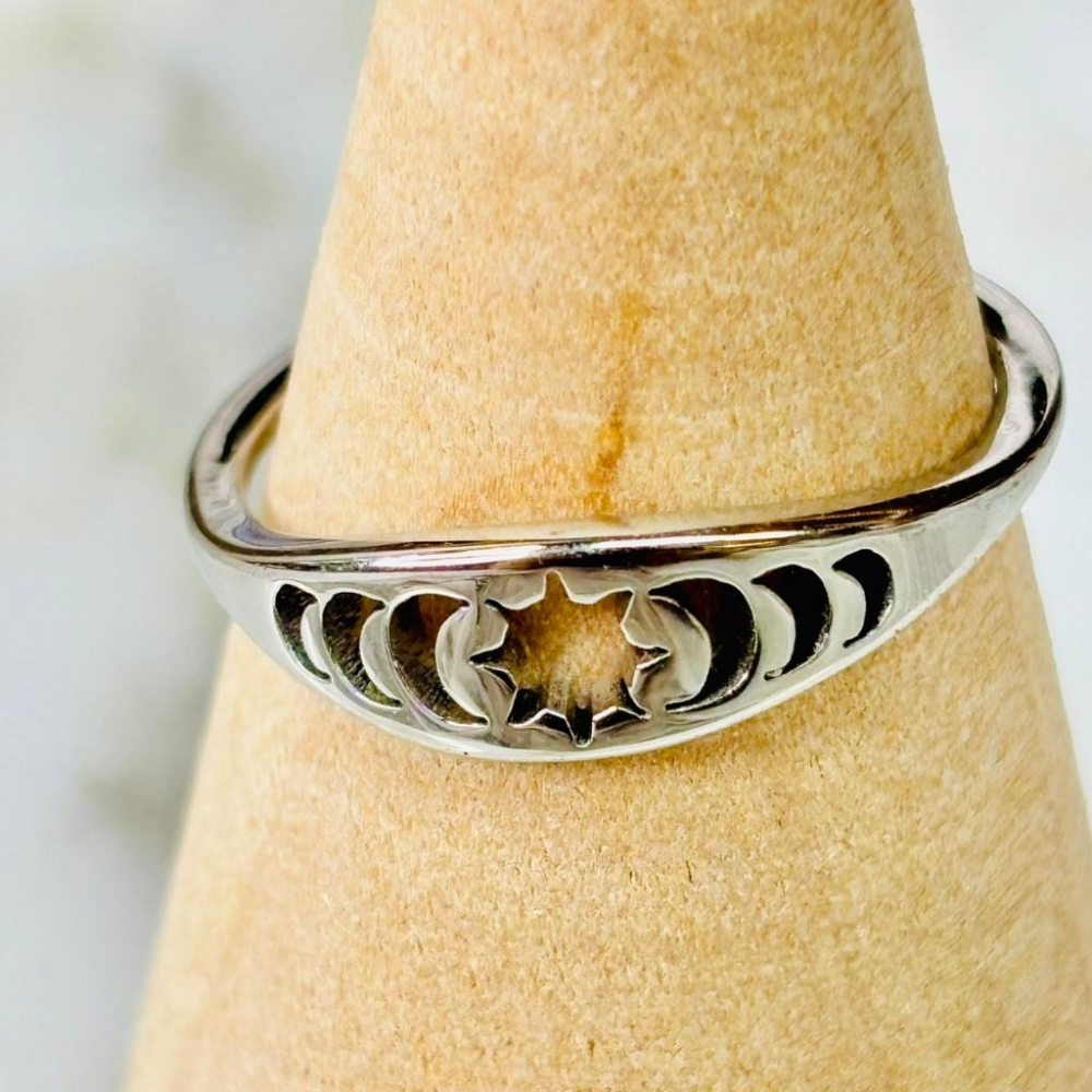 4096MA【小確幸飾品】鈦鋼戒指 抗過敏 不褪色 防水 耐磨 固定戒圍 質感 芒星 日月 太陽 鏤空-細節圖3