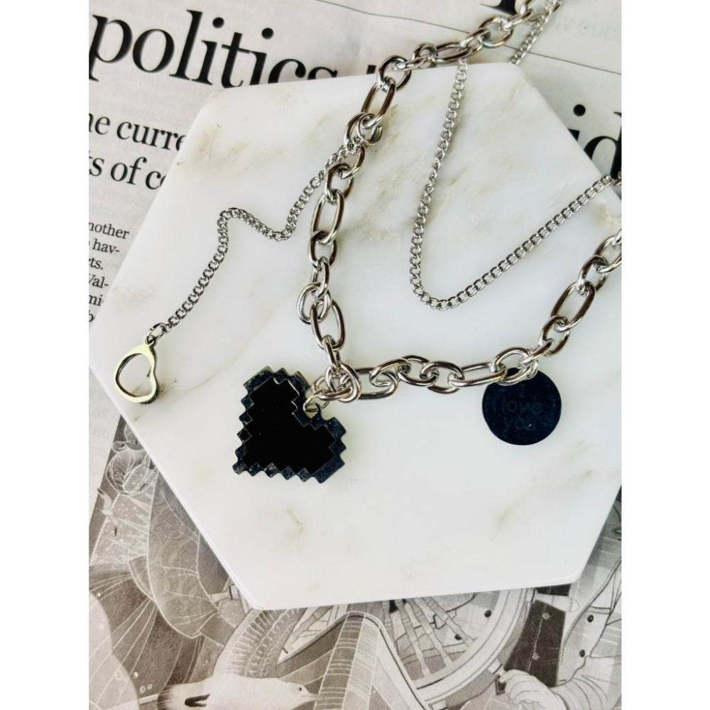 2006MA【小確幸飾品】造型吊墜鈦鋼項鍊 抗過敏 不褪色 旋轉笑臉 雛菊 小蠻腰 幾何方塊 雙鍊 黑色 愛心 字母熊-細節圖8