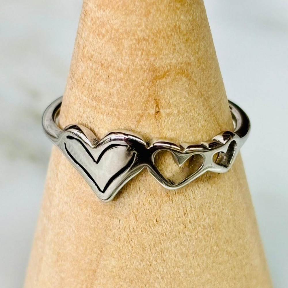 4088MA【小確幸飾品】鈦鋼戒指 抗過敏 不褪色 防水 耐磨 固定戒圍 質感 心跳 愛心 雙心 三心 半圈 正反 鏤空-細節圖5