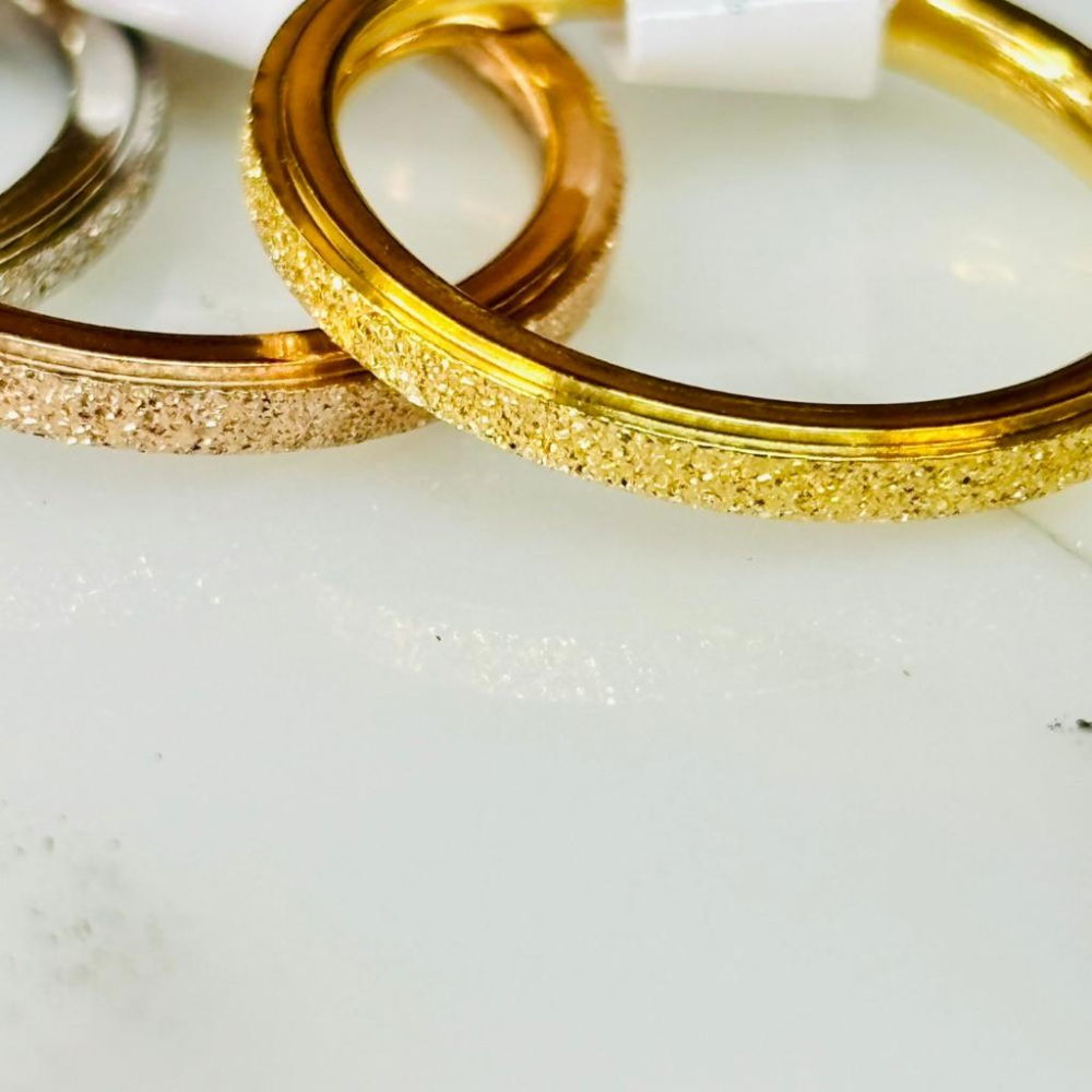 4059MA【小確幸飾品】鈦鋼戒指 抗過敏 不褪色 防水 耐磨 固定戒圍 磨砂 質感 金色 玫瑰金 銀色 戒寬2mm-細節圖2