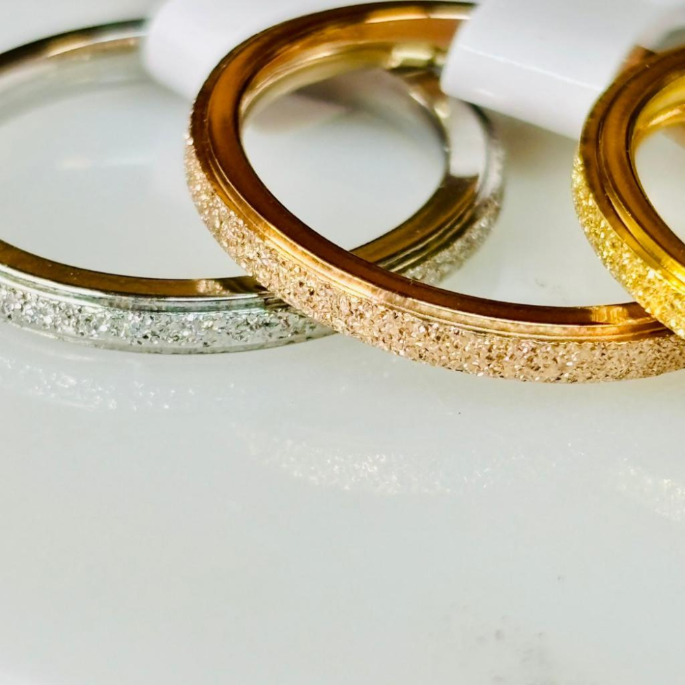 4059MA【小確幸飾品】鈦鋼戒指 抗過敏 不褪色 防水 耐磨 固定戒圍 磨砂 質感 金色 玫瑰金 銀色 戒寬2mm-細節圖3