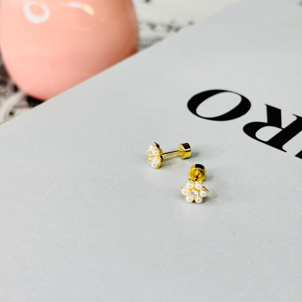 1024AP【小確幸飾品】醫療鋼鎖珠耳釘 抗過敏 不褪色 防水 耐磨 5A鋯石 貼耳 輕奢 日韓 百搭 白貝 珍珠花-細節圖3