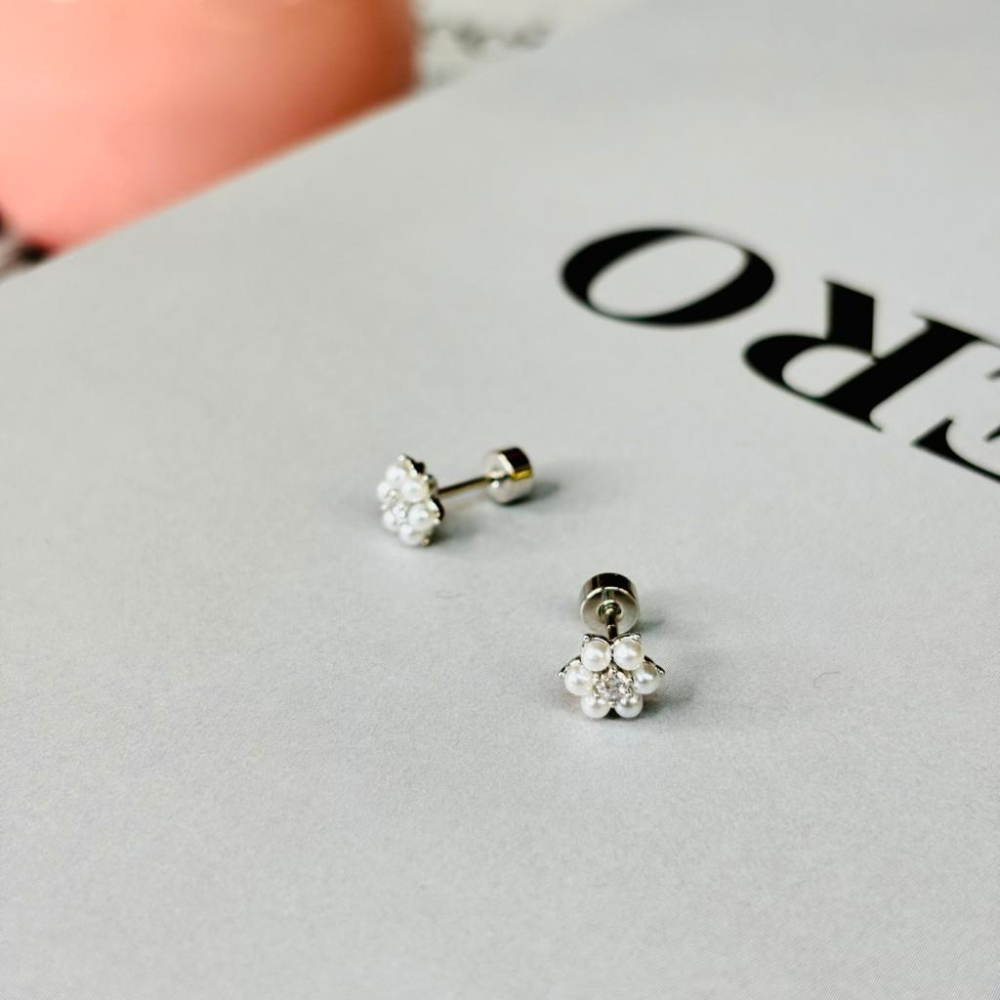 1024AP【小確幸飾品】醫療鋼鎖珠耳釘 抗過敏 不褪色 防水 耐磨 5A鋯石 貼耳 輕奢 日韓 百搭 白貝 珍珠花-細節圖4