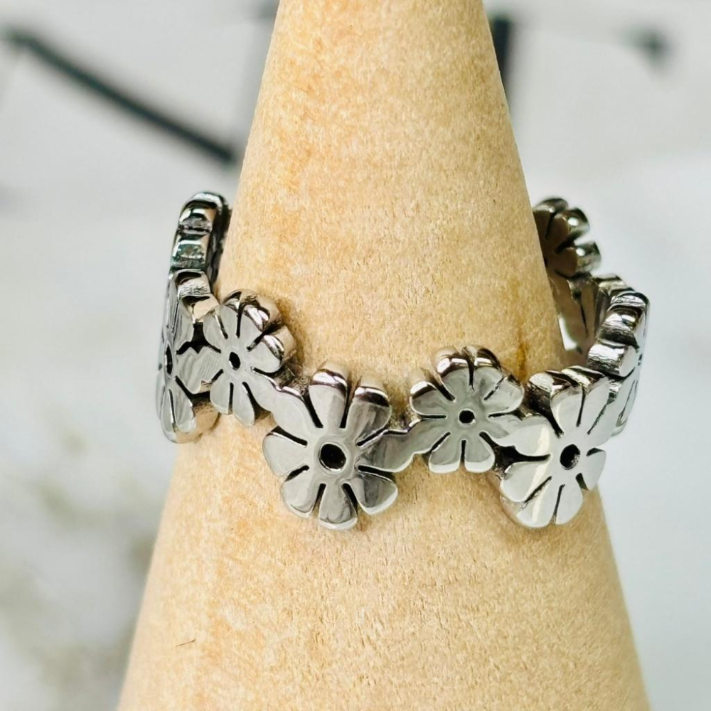 4101MA【小確幸飾品】鈦鋼戒指 抗過敏 不褪色 防水 耐磨 固定戒圍 質感 花朵 不規則長方波浪 鏤空蝴蝶 鏤空交叉-細節圖2