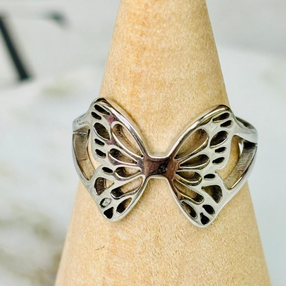 4101MA【小確幸飾品】鈦鋼戒指 抗過敏 不褪色 防水 耐磨 固定戒圍 質感 花朵 不規則長方波浪 鏤空蝴蝶 鏤空交叉-細節圖5