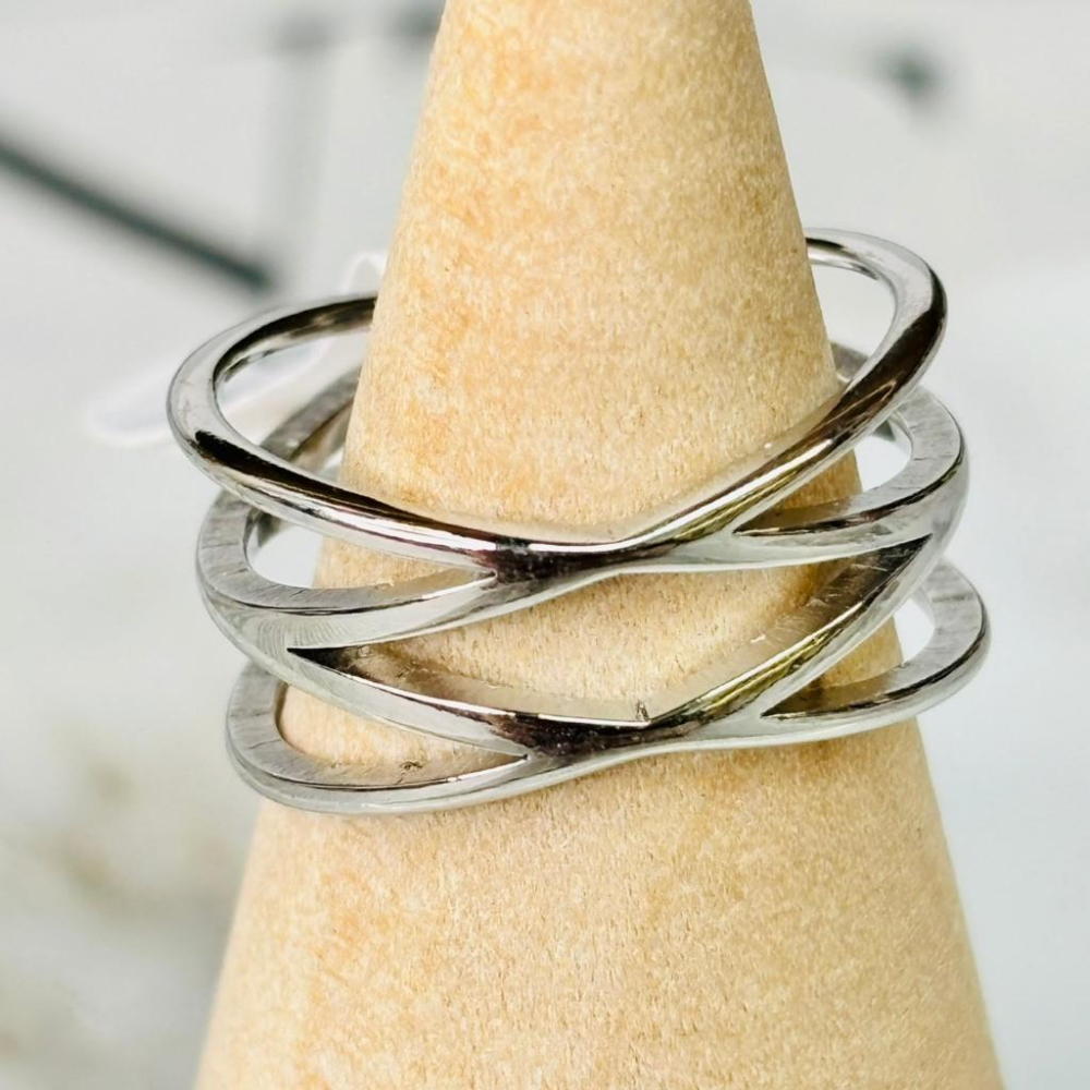 4101MA【小確幸飾品】鈦鋼戒指 抗過敏 不褪色 防水 耐磨 固定戒圍 質感 花朵 不規則長方波浪 鏤空蝴蝶 鏤空交叉-細節圖7