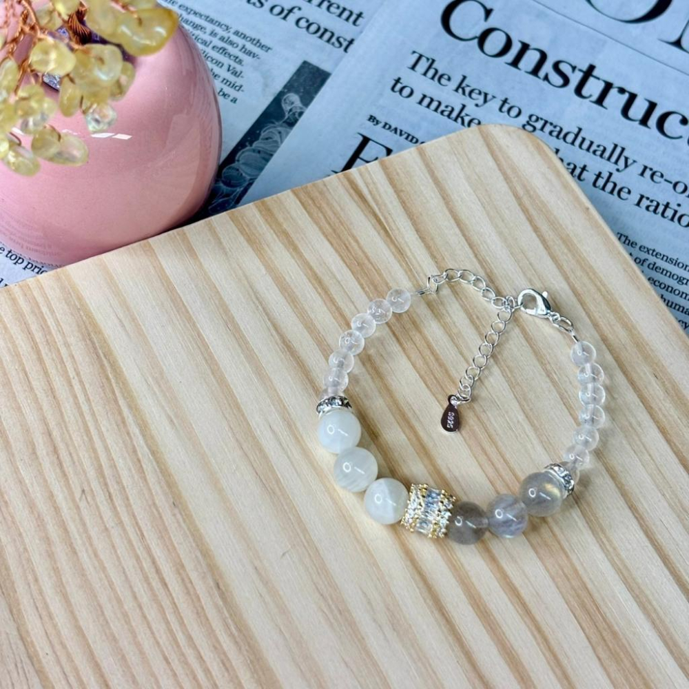 7306MY【小確幸飾品】月光靜語 白月光 灰月光 設計款水晶手鍊 五行金水能量 頂輪海底輪療癒 天然礦石-細節圖2