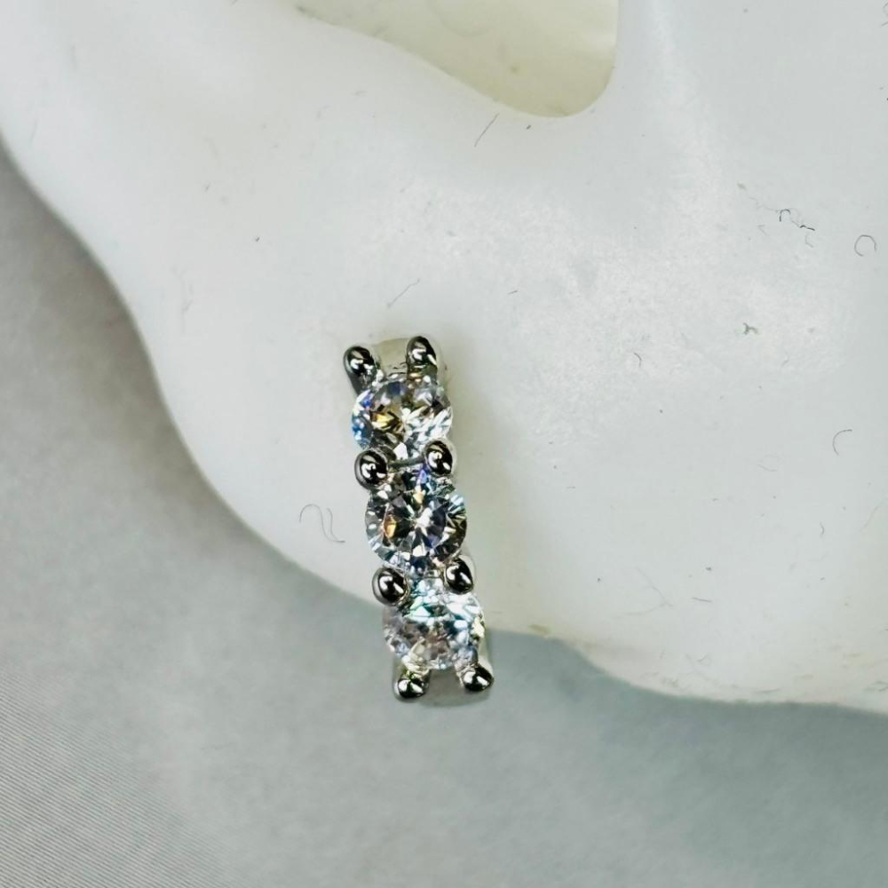 1021AP【小確幸飾品】醫療鋼耳扣 耳骨扣 抗過敏 不褪色 防水 耐磨 百搭 5A鋯石 長方鋯石 V型 葉子 克羅心-細節圖2