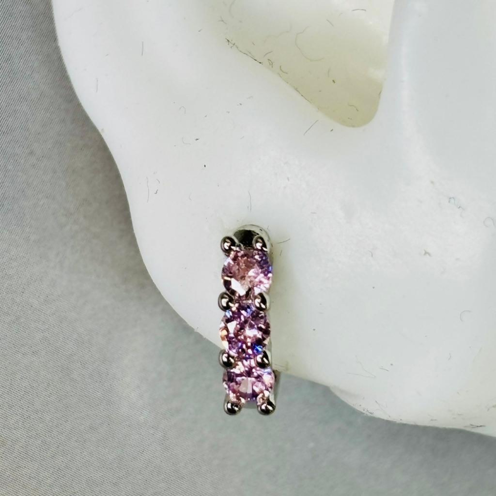 1021AP【小確幸飾品】醫療鋼耳扣 耳骨扣 抗過敏 不褪色 防水 耐磨 百搭 5A鋯石 長方鋯石 V型 葉子 克羅心-細節圖3