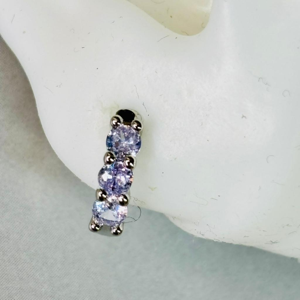 1021AP【小確幸飾品】醫療鋼耳扣 耳骨扣 抗過敏 不褪色 防水 耐磨 百搭 5A鋯石 長方鋯石 V型 葉子 克羅心-細節圖4