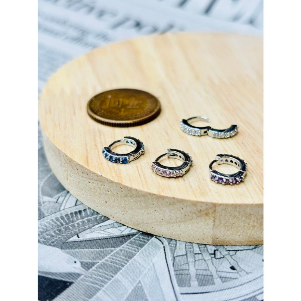 1021AP【小確幸飾品】醫療鋼耳扣 耳骨扣 抗過敏 不褪色 防水 耐磨 百搭 5A鋯石 長方鋯石 V型 葉子 克羅心-細節圖5