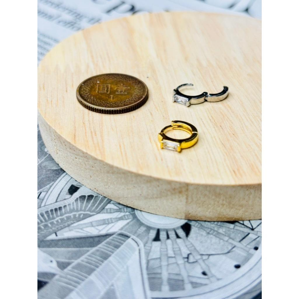 1021AP【小確幸飾品】醫療鋼耳扣 耳骨扣 抗過敏 不褪色 防水 耐磨 百搭 5A鋯石 長方鋯石 V型 葉子 克羅心-細節圖6