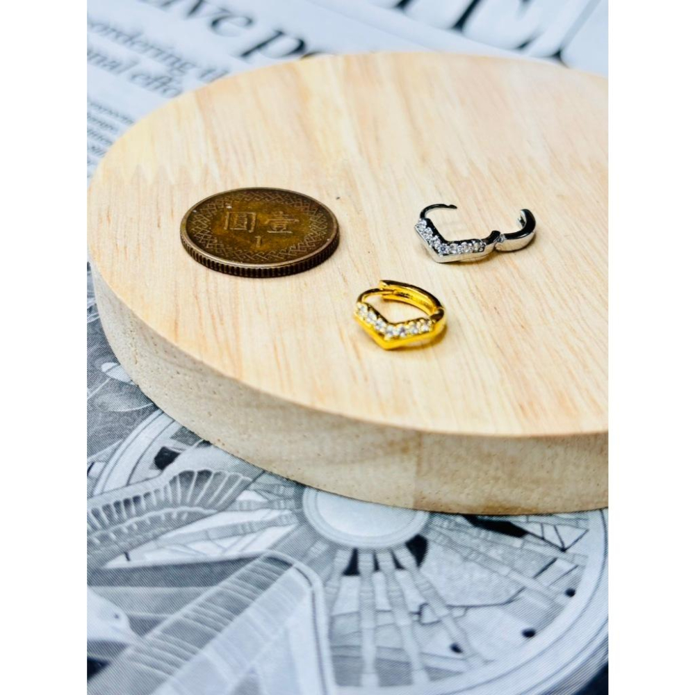 1021AP【小確幸飾品】醫療鋼耳扣 耳骨扣 抗過敏 不褪色 防水 耐磨 百搭 5A鋯石 長方鋯石 V型 葉子 克羅心-細節圖7