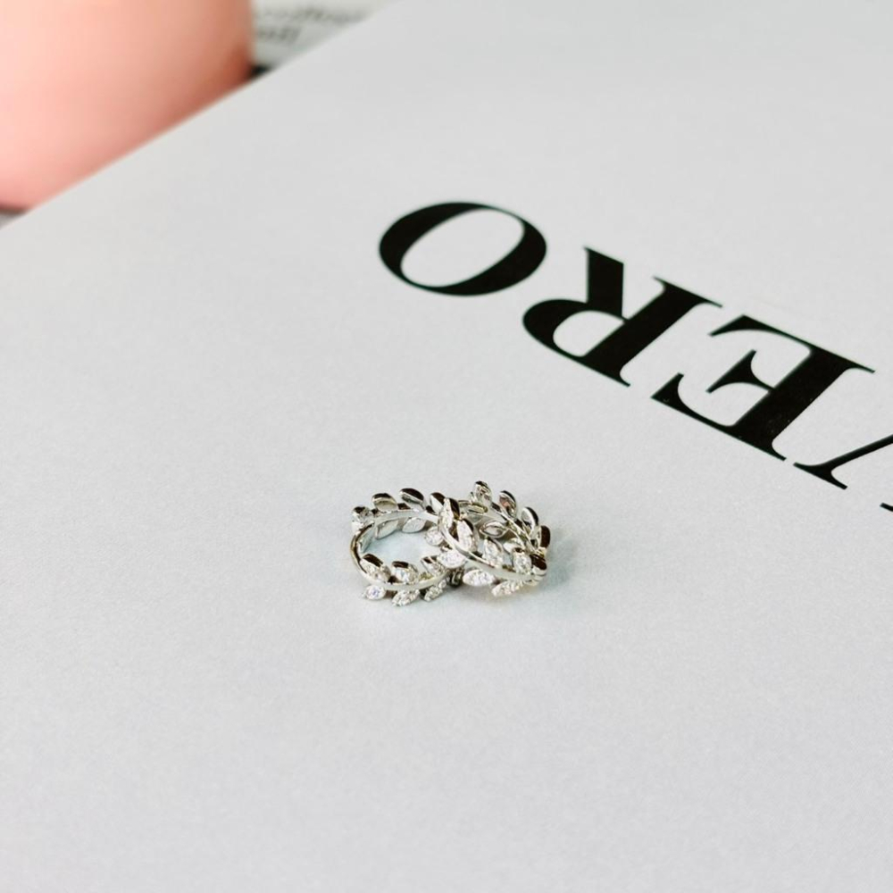 1021AP【小確幸飾品】醫療鋼耳扣 耳骨扣 抗過敏 不褪色 防水 耐磨 百搭 5A鋯石 長方鋯石 V型 葉子 克羅心-細節圖8