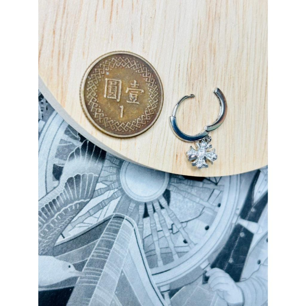 1021AP【小確幸飾品】醫療鋼耳扣 耳骨扣 抗過敏 不褪色 防水 耐磨 百搭 5A鋯石 長方鋯石 V型 葉子 克羅心-細節圖9