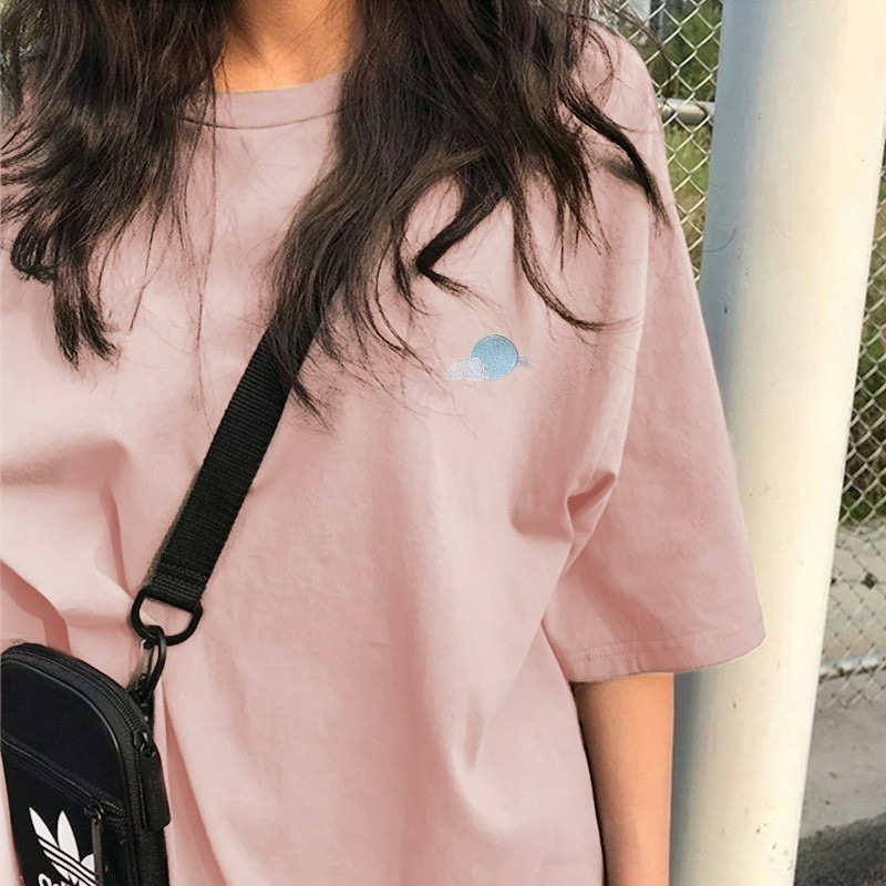 ✨台灣現貨✨ 簡約清新T恤｜設計感刺繡潮牌女裝｜小眾慵懶風涼爽短袖｜三色（白/粉/藍）-細節圖4