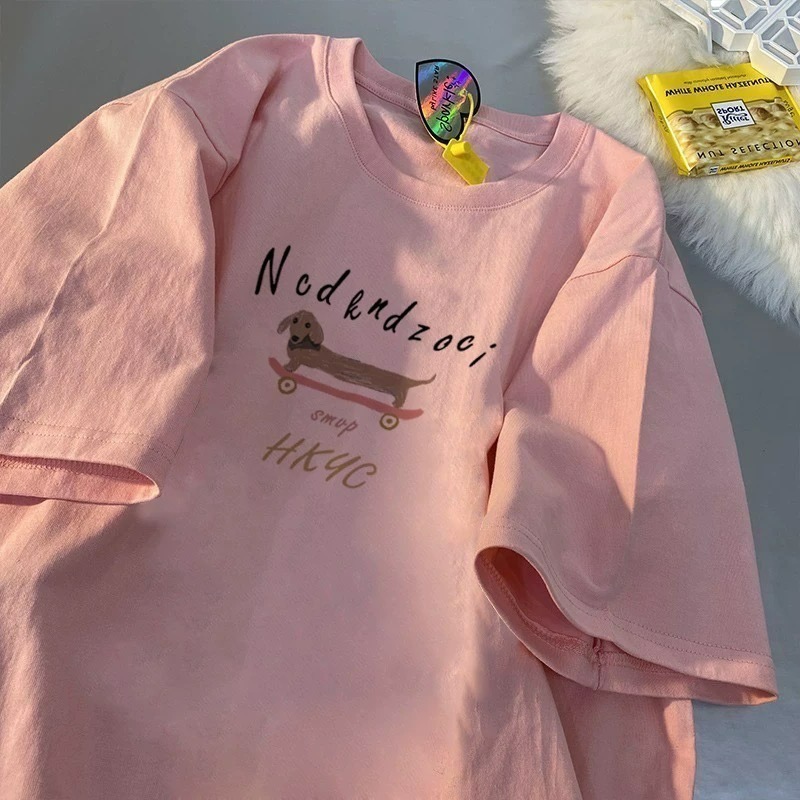 ✨台灣現貨✨100%純棉復古短袖T恤｜可可愛愛滑板臘腸狗手繪風｜三色（白/灰/粉）-細節圖2