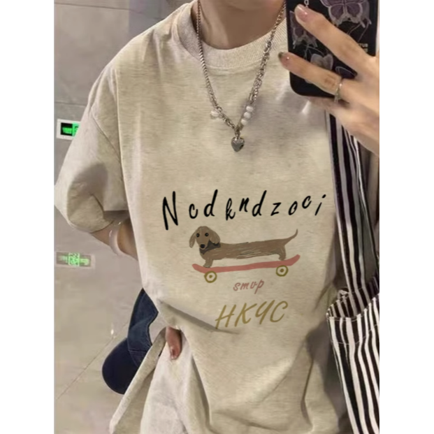 ✨台灣現貨✨100%純棉復古短袖T恤｜可可愛愛滑板臘腸狗手繪風｜三色（白/灰/粉）-細節圖3