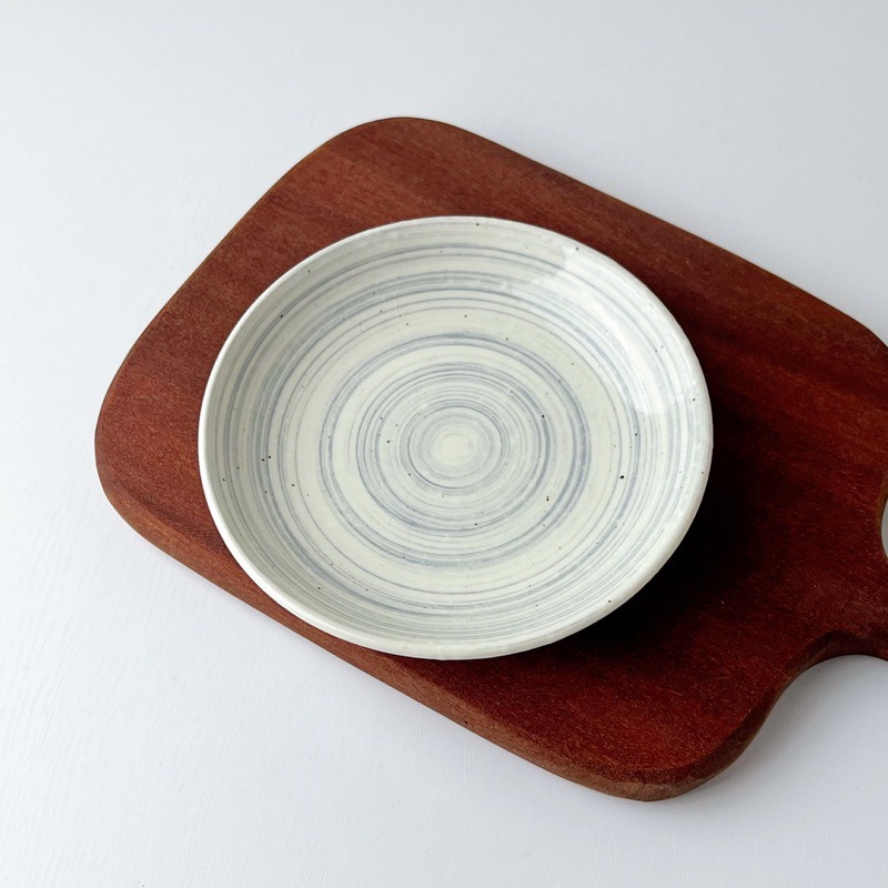 【幸沐商行】日本製梨地旋紋餐盤 盤子 碗盤 陶瓷盤 平盤 淺盤 加厚 圓盤 日本食器 12皿16皿 前菜盤 水果盤甜品盤-細節圖2