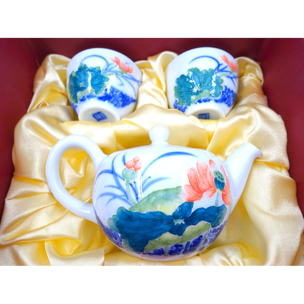 故宮御用國寶彩繪大師-林春香 法華荷花壺禮盒 招財法華瓷 泡茶高級瓷器 贈禮 附禮盒 父親節獻禮 茶壺 瓷器送茶杯2個-細節圖2