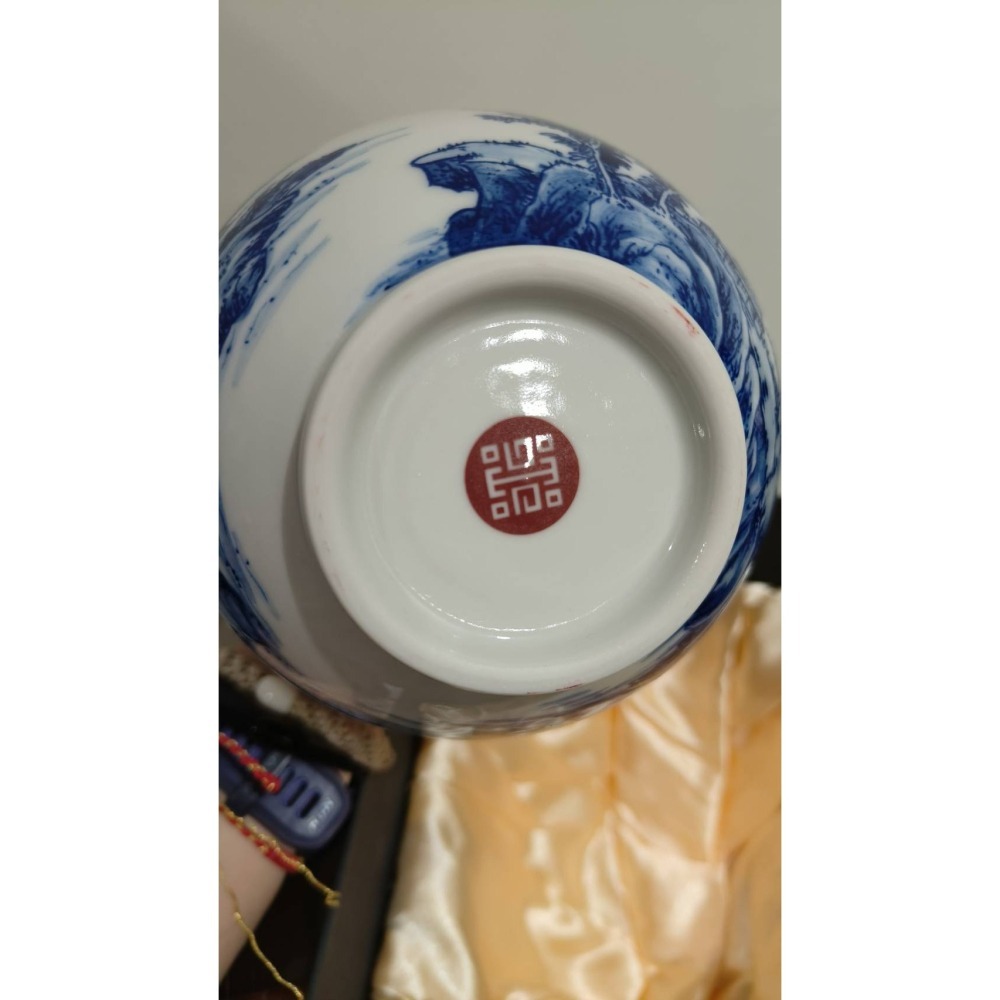 故宮御用國寶大師 林春香 青花山水瓶 故宮 開運風水 招財納福 風水擺設 吉祥如意 青花山水瓶 富貴與和樂 風水吉兆現貨-細節圖2