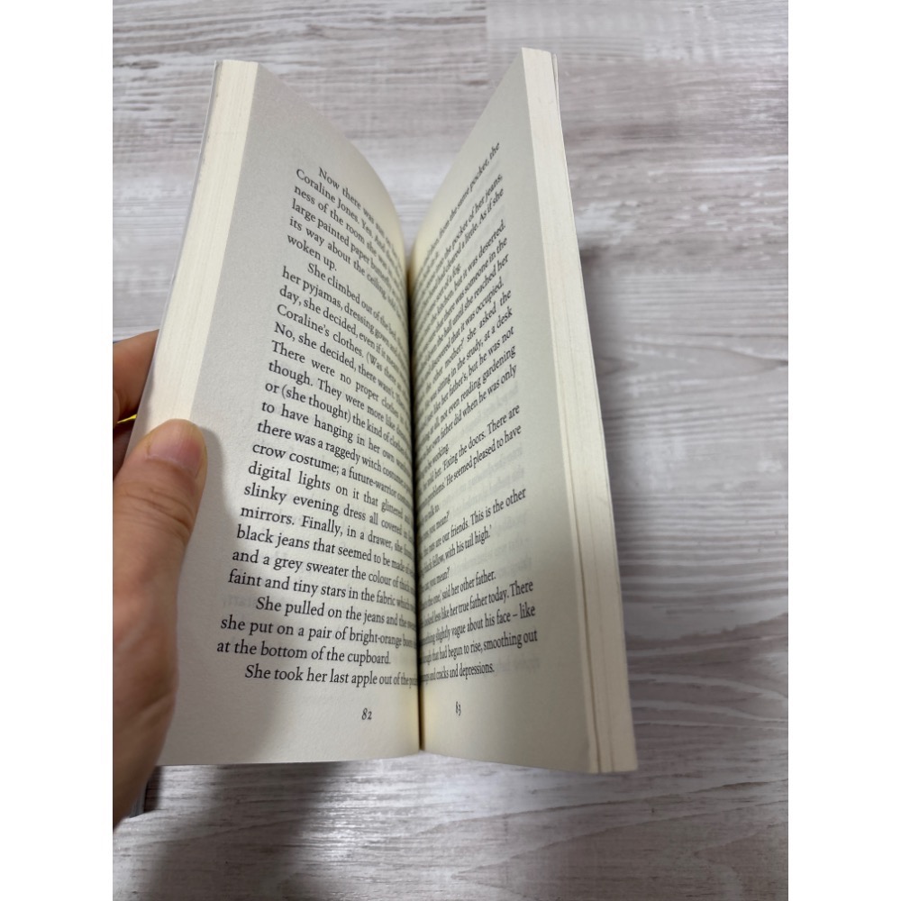 二手 正版 小說 Neil Gaiman Coraline-細節圖2