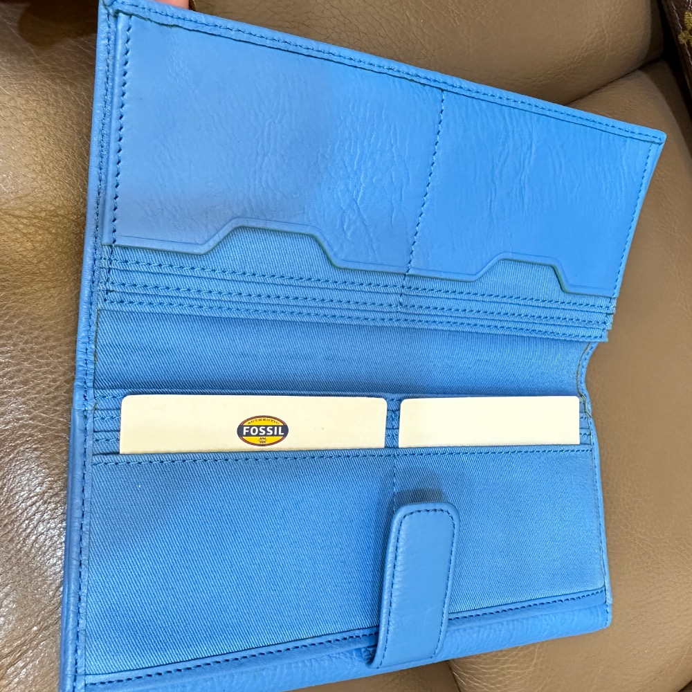 FOSSIL藍色真皮長夾-細節圖2
