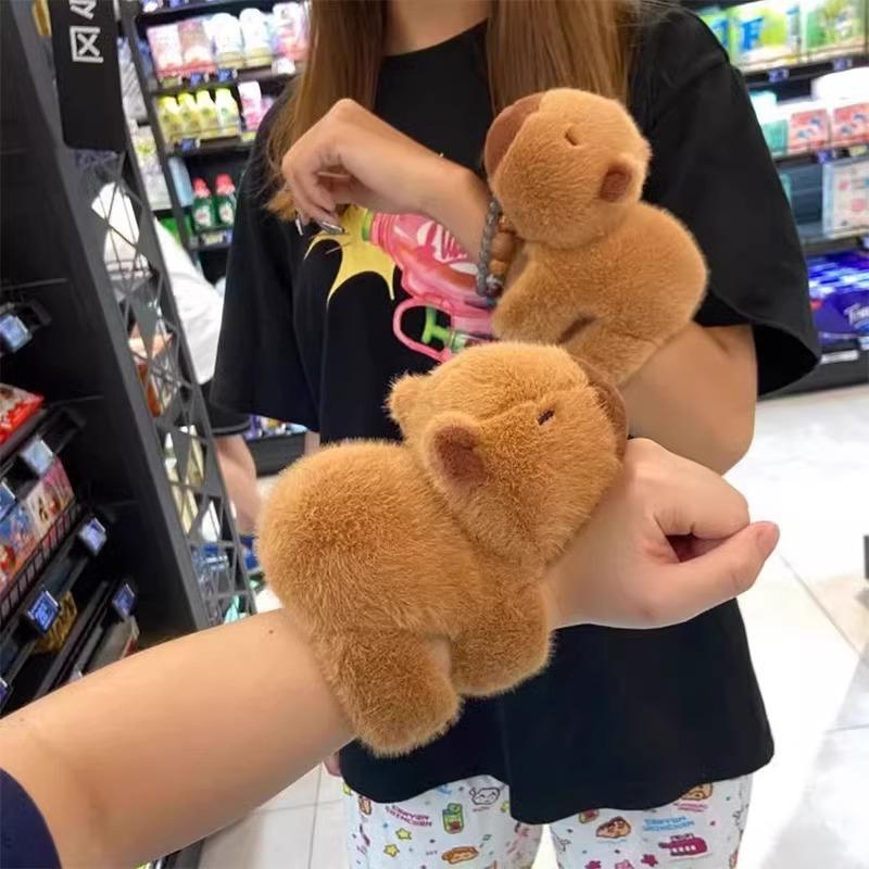 【24小時出貨】卡皮巴拉水豚啪啪圈手環 通勤機車騎行回頭率動物趴在身上手腕玩偶 啪啪環交換禮物 抖音同款小紅書 A67-細節圖7