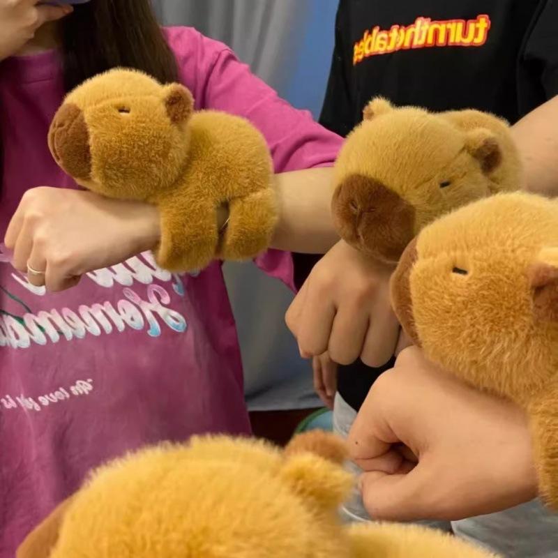 【24小時出貨】卡皮巴拉水豚啪啪圈手環 通勤機車騎行回頭率動物趴在身上手腕玩偶 啪啪環交換禮物 抖音同款小紅書 A67-細節圖8
