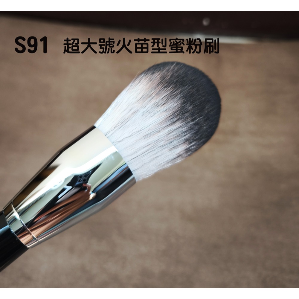 🍍愛佳美妝🥝S91號超大號 火苗型蜜粉刷／化妝刷 ／腮紅刷／多功能刷型-細節圖4