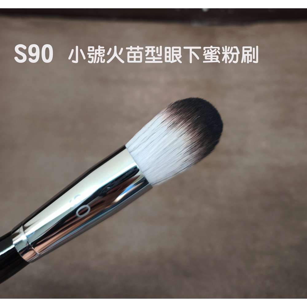 🍍愛佳美妝🥝S90 小號火苗型眼下蜜粉刷／化妝刷 ／腮紅刷-細節圖2