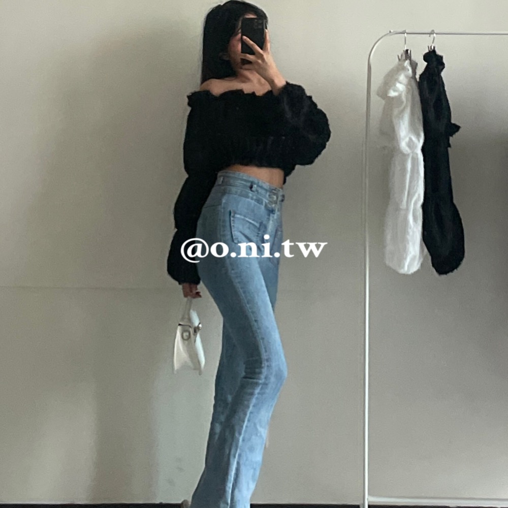 【o.ni.tw-現貨#0010】🏷️春季新品-毛毛一字領短版上衣 黑色 白色 一字領 毛毛 短版 上衣 甜辣-細節圖3