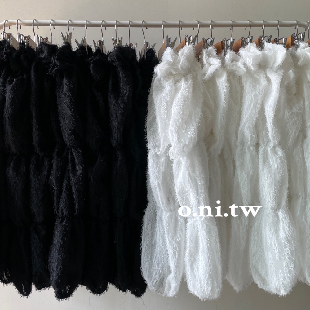 【o.ni.tw-現貨#0010】🏷️春季新品-毛毛一字領短版上衣 黑色 白色 一字領 毛毛 短版 上衣 甜辣-細節圖4